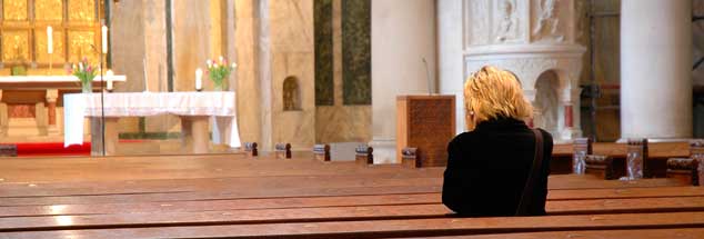 »Die aktiven Katholiken in Deutschland tragen in ihrer großen Mehrheit die vormoderne Ordnung der Kirche nicht mehr mit. Sie ertragen sie nur noch. Und jedes Jahr sind es Zigtausende, die die Last abwerfen und austreten«, schreiben die Theologen in ihrem Offenen Brief. Leere Kirchen sind die Folge (Foto: pa/Steinach)