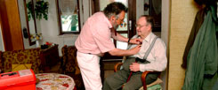 Landarzt beim Hausbesuch: Die Österreicher sind mit ihrem Gesundheitssystem sehr zufrieden und bezahlen durchschnittlich halb so viel an Beiträgen wie die Deutschen (Foto: pa/Rose)