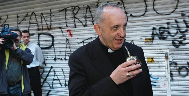 Der Mate-Tee der Heimat: Kardinal Jorge Mario Bergoglio in Buenos Aires zehn Tage vor seiner Wahl zum Papst. (Foto: pa/AP Photo/DyN)