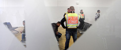 Polizisten überwachen die Ankunft abgelehnter Asylbewerber auf dem Flughafen Leipzig-Halle. Sie sollen nach Belgrad abgeschoben werden. Asyl zu bekommen, wird nach dem 8. Juli 2016 in Deutschland wohl noch schwieriger werden als jetzt. (Foto: pa/dpa/Sebastian Willnow)