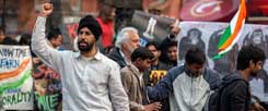 Neu Delhi, Indien: Junge Männer verlangen auf den Straßen "Gerechtigkeit" für die 23-jährige Studentin, die im Dezember 2012 von mehreren Männern in einem Bus vergewaltigt wurde und an den Folgen starb. Als gerecht empfinden viele Demonstranten die Todesstrafe für die Täter. Am 7. Januar 2013 begann der Prozess, der weltweit Aufmerksamkeit erregt. (Foto: pa/Jiti Chada)
