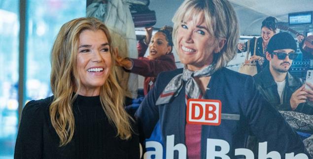 Das Chaos managen: Anke Engelke als Zugbegleiterin. (Foto: PA / DPA / Helmut Fricke)