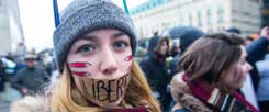 Berlin, Januar 2015: Menschen demonstrieren gegen die Bedrohung der Freiheit durch Terror in Frankreich. Wenige Tage zuvor sind mehrere Redakteure der Satire-Zeitschrift ›Charlie Hebdo‹ mitten in einer Konferenz ermordet worden. (Foto: Hanschke/Reuters)