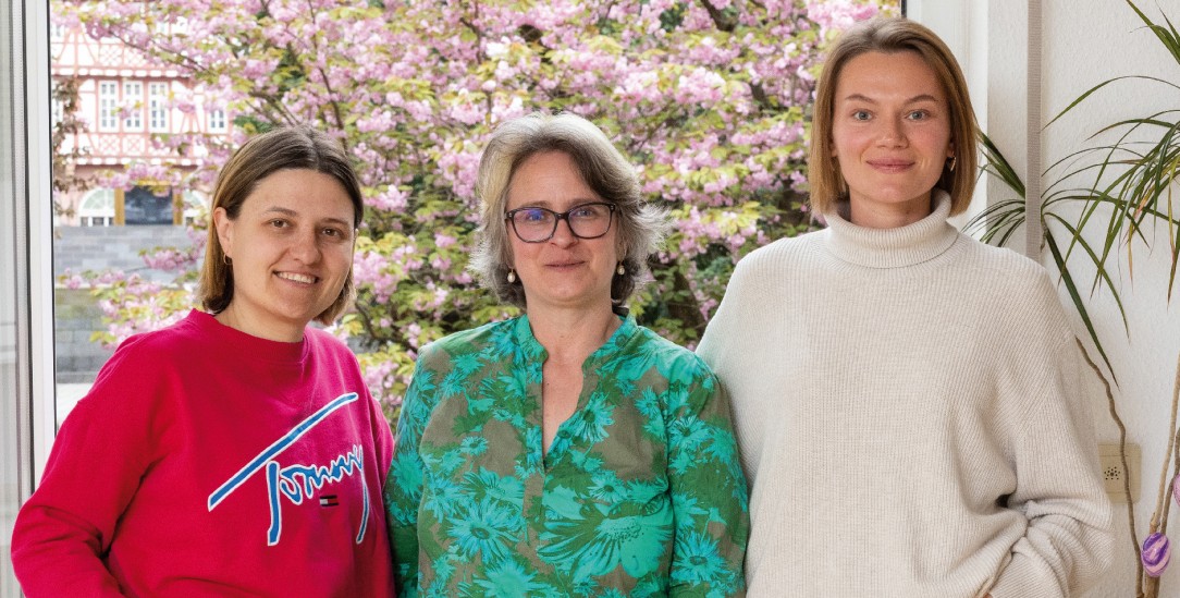 »Unser Leben ist jetzt hier«: Anastasiya Kolesnyk (links) und Elena Kostenko (rechts) mit Frauenpfarrerin Anne Daur-Lyrhammer. (Foto: Rolf Oeser)