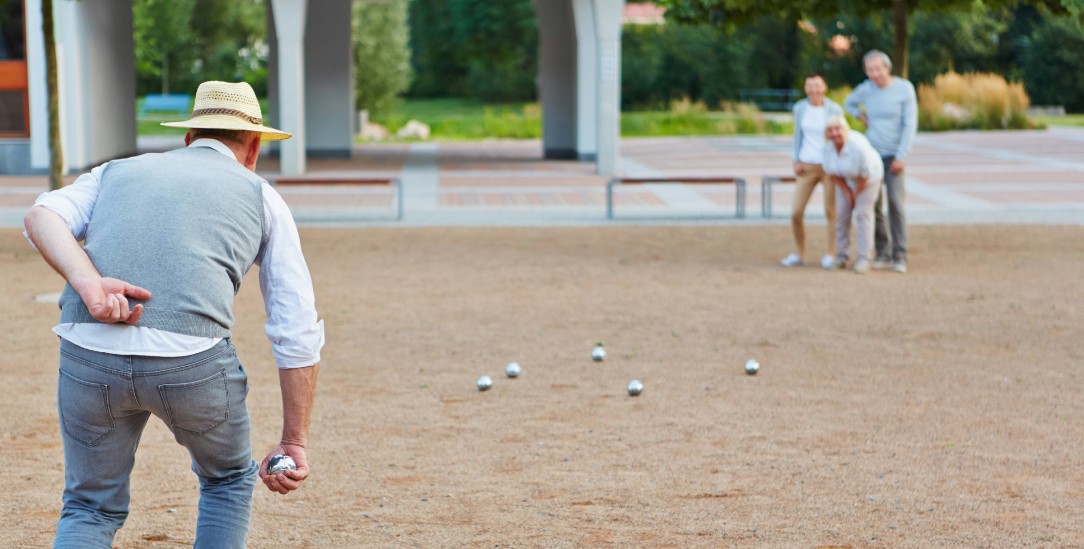 Gemeinsame Erfahrung: Wir sind nie allein beim Altwerden und haben viel frei verfügbare Zeit (IMAGO/Zoonar II)