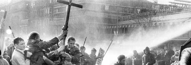14. April 1968, Berlin, Demonstranten mit Kreuzen im Strahl der Wasserwerfer: Nach dem Anschlag auf Rudi Dutschke halten die öffentlichen Proteste an. Bei dieser Demo am Ostersonntag sind es über 2500 Ostermarschierer und Angehörige der außerparlamentarischen Opposition, die mehr Demokratie und einen grundlegenden Wandel der Gesellschaft  fordern. (Foto: pa/Giehr)

