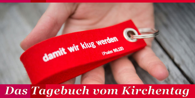 »... damit wir klug werden«: Die Losung des Evangelischen Kirchentags immer im Kopf, schreibt die Redaktion für Sie ein Tagebuch aus Stuttgart. Schauen Sie auf www.publik-forum.de vom 3. bis zum 7. Juni täglich vorbei! (Foto: pa/dpa/Daniel Naupold) »... damit wir klug werden«: Die Losung des Evangelischen Kirchentags immer im Kopf, schreibt die Redaktion für Sie ein Tagebuch aus Stuttgart. Schauen Sie auf www.publik-forum.de vom 3. bis zum 7. Juni täglich vorbei! (Foto: pa/dpa/Daniel Naupold)