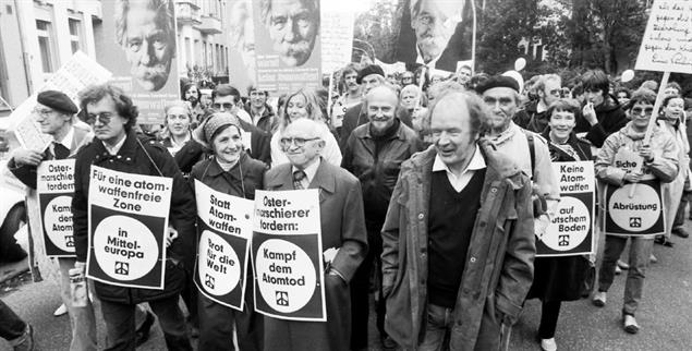 Einflussreiche christliche Linke:Professor Helmut Gollwitzer (Dritter von links), auf einer Demonstration im Bonner Hofgarten (Foto: PA/DPA / Klaus Rose)