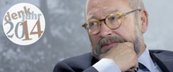 Herfried Münkler (Foto) ist sich sicher: "Der Erste Weltkrieg entstand durch eine Kette falscher Entscheidungen und Fehldeutungen. Tragisch wurde das alles darum, weil diese Fehleinschätzungen und Entscheidungen zu keinem Zeitpunkt zwingend waren. Stattdessen hatten alle, von den Sozialisten bis zu den Konservativen, vor einem großen Erschöpfungskrieg in Europa gewarnt." (Foto: Ullstein)