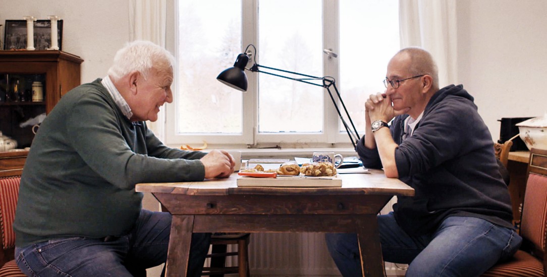 Gemeinsamer Blick zurück in die 1930er-Jahre: Dominik Graf (rechts) hat das Sachbuch »Jeder schreibt für sich allein« von Anatol Regnier (links) verfilmt (Foto: Piffl Medien GmbH)