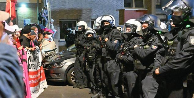 Polizisten halten Teilnehmende einer Anti-Rüstungsdemonstration in Köln in Schach. Beide Seiten werfen sich vor, Gewalt angewandt zu haben. (Foto: PA / DPA / Henning Kaiser)