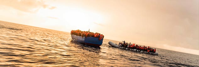 Hunderte Flüchtlinge in Booten vor der libyschen Küste: Diese werden im Dezember 2016 von einem Search and Rescue Team der NGO »SOS Mediterranee« gerettet. Viele andere nicht. (Foto: pa/Laurin Schmidt)