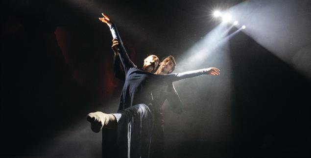 Voran in eine neue Zeit: Ballettszene bei der Generalprobe der Carmina Burana im Kosovo. (Foto: Sascha Montag)