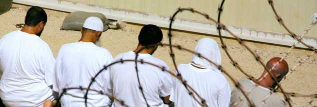 Muslimische Gefangene beim Gebet: Das Lager in Guantanamo ist zum Symbol für Amerikas rücksichtslosen Umgang mit Menschenrechten im Anti-Terror-Krieg geworden. (Foto: pa/Kyodo/MaxPPP)

 
