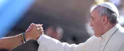 Papst Franziskus in dieser Woche während einer Audienz für jedermann auf dem Petersplatz in Rom: zugewandt, herzlich, körperbetont. Nun hat er auch noch ein Interview gegeben, das die Sexuallehre der römischen Kirche total durcheinanderbringt. Wo soll das noch enden?  (Foto: pa/Spaziani)