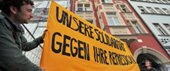 Mit einer Kundgebung protestieren Jenaer Bürger Mitte August vor dem Haus Johannisstrasse 14, in dem sich die Dienstwohnung von Jugendpfarrer König befindet, gegen den Einsatz der Polizei. König wird aufwieglerischer Landfriedensbruch vorgeworfen. (Foto: pa/Schutt)