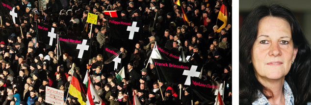 Dresden, Montagabend, 12. Januar 2015: Pegida-Demonstranten tragen Kreuze und Trauerfahnen mit den Namen der ermordeten Mitarbeiter der französischen Satire-Zeitschrift Charlie Hebdo. Deren Redaktion ließ mitteilen, dass sie gar nicht dankbar ist: "Wir sind angewidert." Pegida solle sich beeilen "zu verschwinden". Das würde Bettina Röder (rechts), Publik-Forum-Redakteurin, den Pegidas, die ihre Heimatstadt Dresden jeden Montagabend okkupieren, am liebsten auch sagen. (Fotos: pa/dpa/Arno Burgi; privat)