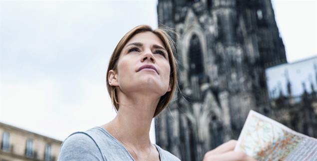 Wo gehts hier nach oben? Frauen können in der katholischen Kirche aufsteigen, aber nicht überallhin (Foto: pa/Westend61/Kirchherr)