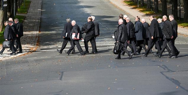 Schwarze Herren unter sich: Bischöfe bei einer Pause während der Herbstvollversammlung der Deutschen Bischofskonferenz (Foto: KNA)
