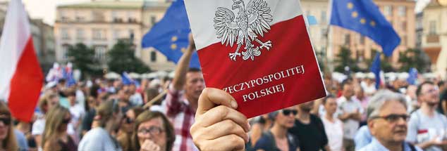 Demo in Krakau: Was ist die polnische Verfassung noch wert nach der Demontage des Rechtsstaates? (Foto: pa/Zawrzel)

