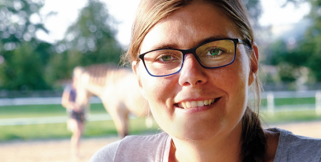 Die Angst war nur im Kopf: Maike Niedermeier auf der Koppel eines Pferdehofes. (Foto: Grünberg)