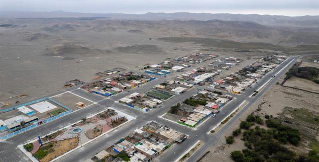 Vergiftetes Grundwasser, verseuchte Böden: Die Bergbausiedlung Puerto Huarmey aus der Luft (Foto: Francisco Vigo for Misereor)