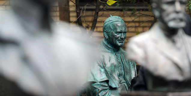 Büste Johannes Paul II. im Garten der russischen Staatsbibliothek "Margarita Rudomino" für ausländische Literatur: Der polnische Papst glänzte bereits in Jugendjahren durch vielseitige Begabung, literarischen Esprit und Charisma. Aus seiner Feder stammen Erzählungen und Theaterstücke, er selbst trat in Studienzeiten mehrfach als Schauspieler auf die Bühne. Sein breites Wissen in vielen wissenschaftlichen Disziplinen verhalf ihm jedoch nicht zur Überwindung seines "blinden Flecks". Die Kirche war ihm so heilig, dass er deren Kritiker weder verstand noch akzeptierte. (Foto: pa/dpa/itar-tass/Alexandra Mudrats)