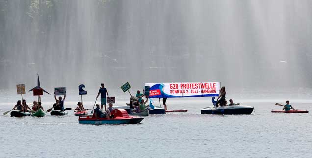 Mit einer Bootsdemo auf der Binnenalster und einem Programm am Rathausmarkt beginnt heute in Hamburg der Protest gegen den G20-Gipfel, zahlreiche weitere Veranstaltungen sind im Laufe der Woche geplant (Foto: www.g20-protestwelle.de) Mit einer Bootsdemo auf der Binnenalster und einem Programm am Rathausmarkt beginnt heute in Hamburg der Protest gegen den G20-Gipfel, zahlreiche weitere Veranstaltungen sind im Laufe der Woche geplant (Foto: www.g20-protestwelle.de)