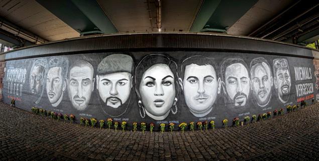 Say Their Names: Das Graffito zeigt die Opfer des Hanau-Anschlags. Verschiedene Künstler sprühten es an eine Wand unter der Friedensbrücke in Frankfurt. (Foto: PA/greatif/Florian Gaul)