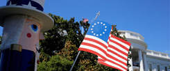 Das Weiße Haus in Washington, hier outdoor-dekoriert zum Unabhängigkeitstag im letzten Jahr: Im November 2016 wird Barack Obama seinen Auszug vorbereiten, denn dann ist ein neuer Präsident oder eine neue Präsidentin gewählt. (Foto: pa/dpa/Charles Dharapak)
