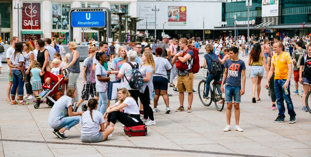 Problematisches Stadtbild?! Menschen am Alexanderplatz in Berlin.