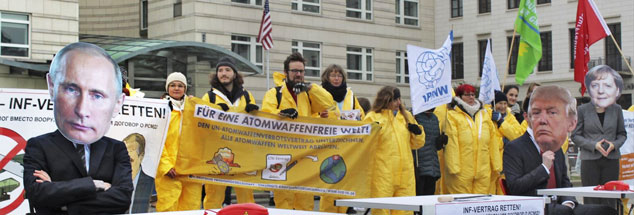 Protest gegen die Aufkündigung des INF-Vertrages durch Donald Trump und Wladimir Putin: In Berlin demonstrierten Mitglieder der Friedensorganisationen IPPNW, ICAN, DFG-VK sowie der Kampagne „Büchel ist überall! atomwaffenfrei jetzt“ vor den Botschaften der USA und Russland (Foto: IPPNW Deutschland via flickr))