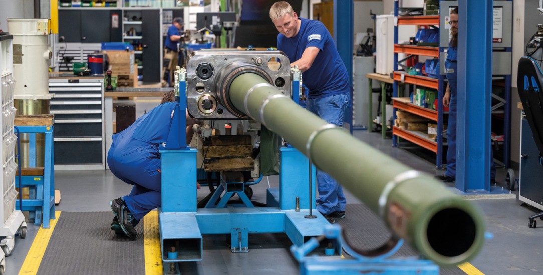 Aufrüstung oder Ausrüstung? Mitarbeiter bei Rheinmetall arbeiten an einer Kanone für den Leopard-Panzer. (Foto: PA / DPA / Philipp Schulze)