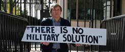 John Dear blokiert einen Eingang zum Weißen Haus in Washington und wird kurze Zeit später festgenommen, wegen ähnlicher Aktionen war er schon in zahlreichen US-amerikanischen Gefängnissen eingesperrt. Mit zivilem Ungehorsam setzt er sich für eine Welt ohne Atomwaffen, ohne Armut  und ohne Gewalt ein (Foto: Downing/Reuters)