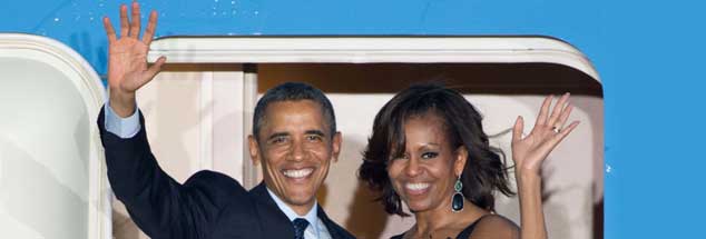 Tschüss, Berlin! Barack Obama und Gattin Michelle winken zum Abschied aus der offenen Flugzeugtür am Flughafen Tegel. (Foto: pa/Gambarini)
