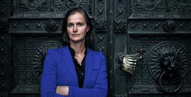 Königliche Würde: Andrea Qualbrink wählte als Attribut für ihr Porträt die Krone. Diese steht für die Taufwürde und für Königin Ester, die das jüdische Volk im Perserreich durch kluge Intervention rettete. Das Foto ist Teil einer Serie der Fotografin Jasmin Breidenbach, die feministische Theologinnen porträtierte (Foto: Jasmin Breidenbach/ www.jasminbreidenbach.de)