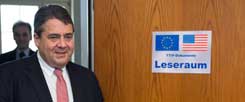 Bundeswirtschaftsminister Sigmar Gabriel (SPD) eröffnet Ende Januar 2016  den Leseraum für die TTIP-Verhandlungsdokumente im Wirtschaftsministerium im Berlin, dort können Parlamentarier die Dokumente einsehen. Die Unterstützung des SPD-Vorsitzenden für den Freihandel im Sinne der großen Konzerne wird von den Wählern allerdings nicht honoriert, laut Umfragen verliert die SPD weiter an Zustimmung (Foto: pa/Jutrczenka)