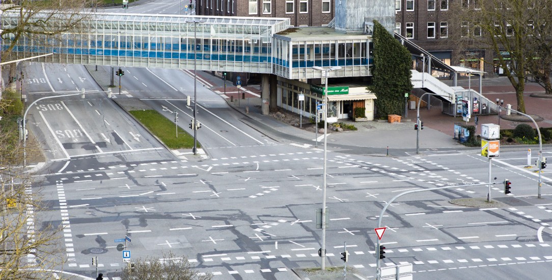 Zu Corona-Zeiten gibt es das, sonst nicht: Kreuzung in Kiel ohne Autos. Leider derzeit auch ohne Menschen, die den freigewordenen Straßenraum für Kunst und Begegnung, zum Kaffeetrinken und für Ballspiele nutzen würden. . (Foto: pa/Molter) 