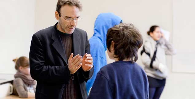 Lehrer sollen für Schüler Echo, Ermutigung und Herausforderung sein, meint der Pädagoge Michael Felten in seinem Beitrag für Publik-Forum (Foto: pa/Hanno)