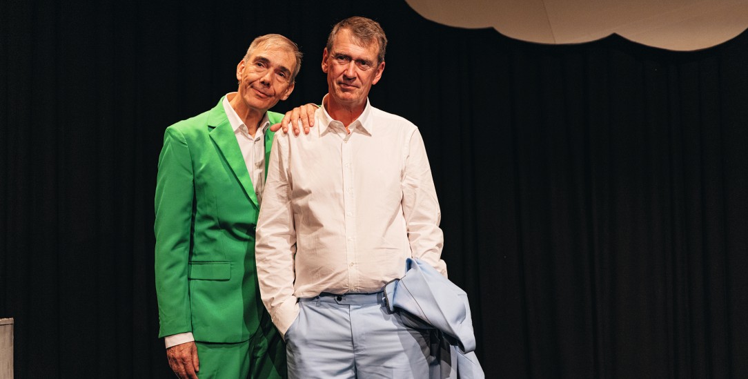 Blick ins Ungewisse:Gott (Hans Richter, links) und Mensch (Christoph Maasch) fragen nach dem Sinn des Lebens. (Foto: Laura Nickel)