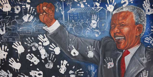 Mandela, der Freiheitskämpfer, dargestellt auf einem Plakat, berührt von vielen Dutzend Handabdrücken: Diesem Mann nahe zu sein, war die Sehnsucht vieler. (Foto: PA/DPA/Ludbrook)
