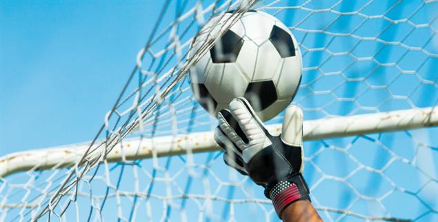 Das Runde muss ins Eckige: Fußball ist ein schönes Spiel. Warum wollen alle so viel mehr draus machen? (Foto: stock.adobe.com / tiverylucky)
