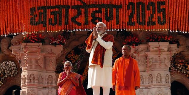  Symbol-Religiosität: Premier Modi bei der Fertigstellungs-Zeremonie für den neuen Rama-Tempel in Ayodhya, über den Ruinen einer von militanten Hindus zerstörten Moschee. (Foto: PA / Anadolu)