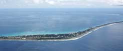Für Tuvalu, eine Insel im Pazifischen Ozean, ist der Klimawandel existenziell, weil sie bei steigendem Meeresspiegel überschwemmt wird. Für Europa scheint das Thema wieder nachrangig geworden, trotz des gerade verabredeten weltweiten Klimavertrages. (Foto: pa/Koene)