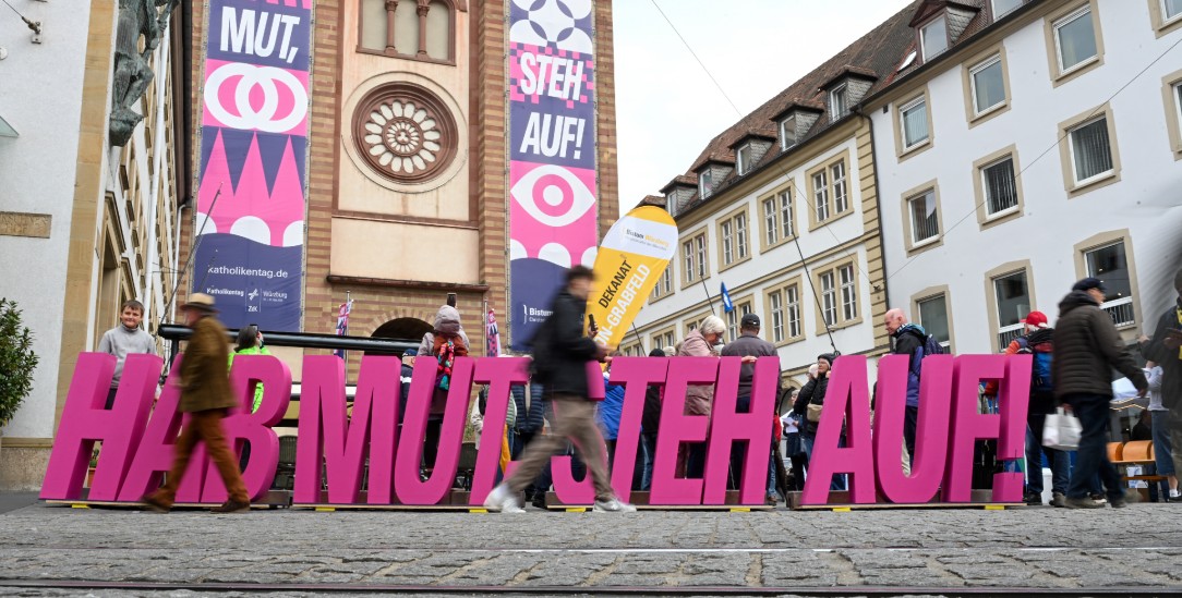 »Hab Mut, steh auf!« lautet das Leitwort des 104. Deutschen Katholikentags in Würzburg. (Foto: kna/Harald Oppitz)
