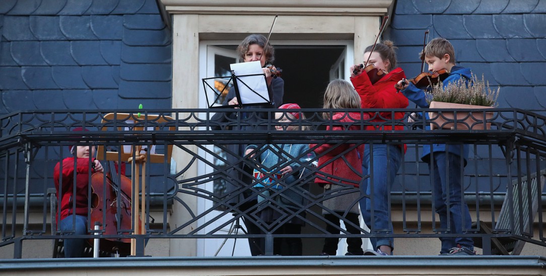 Eine Familie spielt in Weimar auf ihrem Balkon die »Ode an die Freude«, um sich bei all jenen zu bedanken, die sich während der Corona-Krise um die Menschen kümmern (Foto: pa/dpa/Bodo Schackow) Eine Familie spielt in Weimar auf ihrem Balkon die »Ode an die Freude«, um sich bei all jenen zu bedanken, die sich während der Corona-Krise um die Menschen kümmern (Foto: pa/dpa/Bodo Schackow)