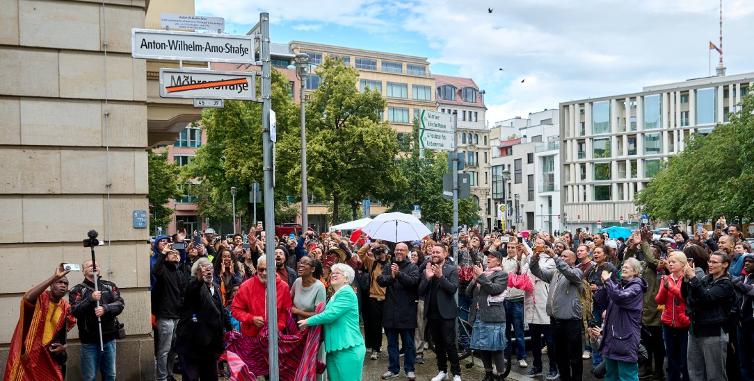 Enthüllung des neuen Straßennamens in Berlin: Hunderte feiern den historischen Schritt (Foto: PA / Florian Boillot)