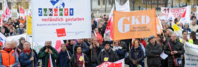 Demonstration zur EKD-Synode: Das Kirchenparlament beharrte auf dem Sonderweg der Kirche im Arbeitsrecht samt Streikverbot und wandte sich zugleich gegen Missstände in der Diakonie (Foto:epd/Neetz) 