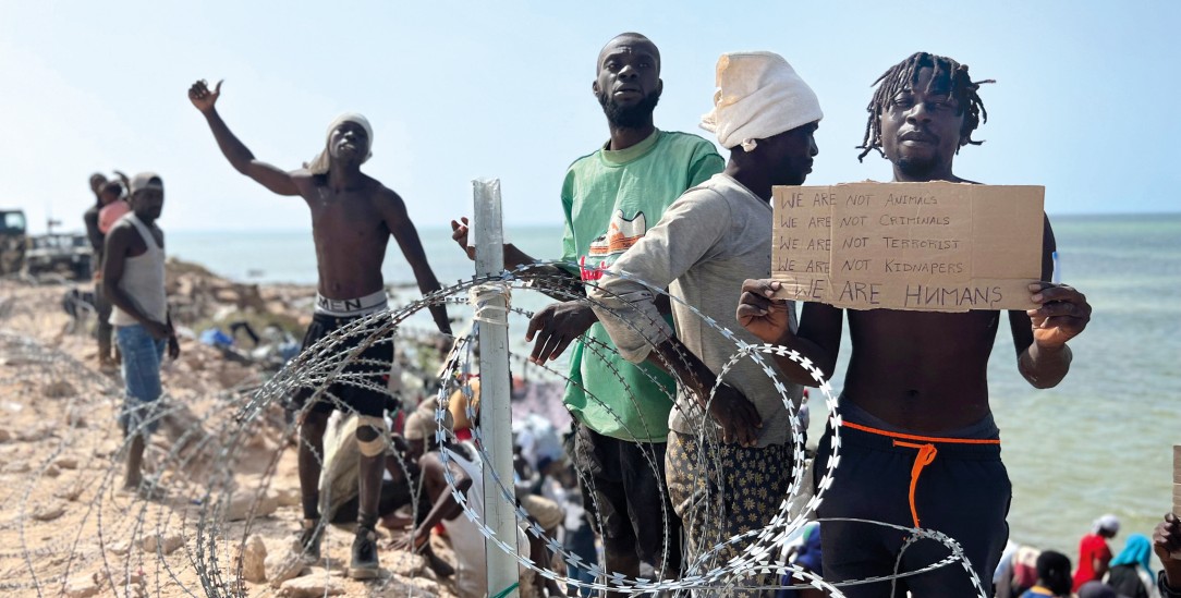 »Wir sind Menschen!« In der tunesischen Hafenstadt Sfax fühlen sich Geflüchtete diskriminiert (Foto: PA / EPA / STR)