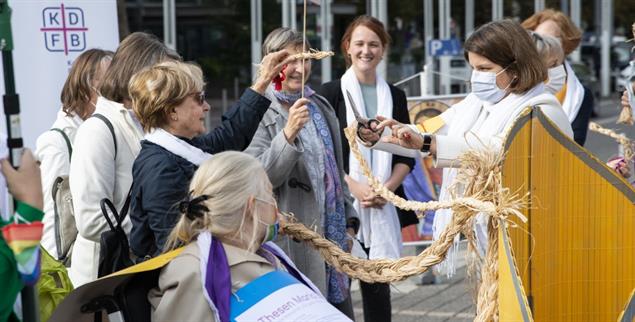 Alte Zöpfe abschneiden: Frauen von Maria 2.0 bei ihrer Protestaktion (Foto: Yvonne Schwehm)